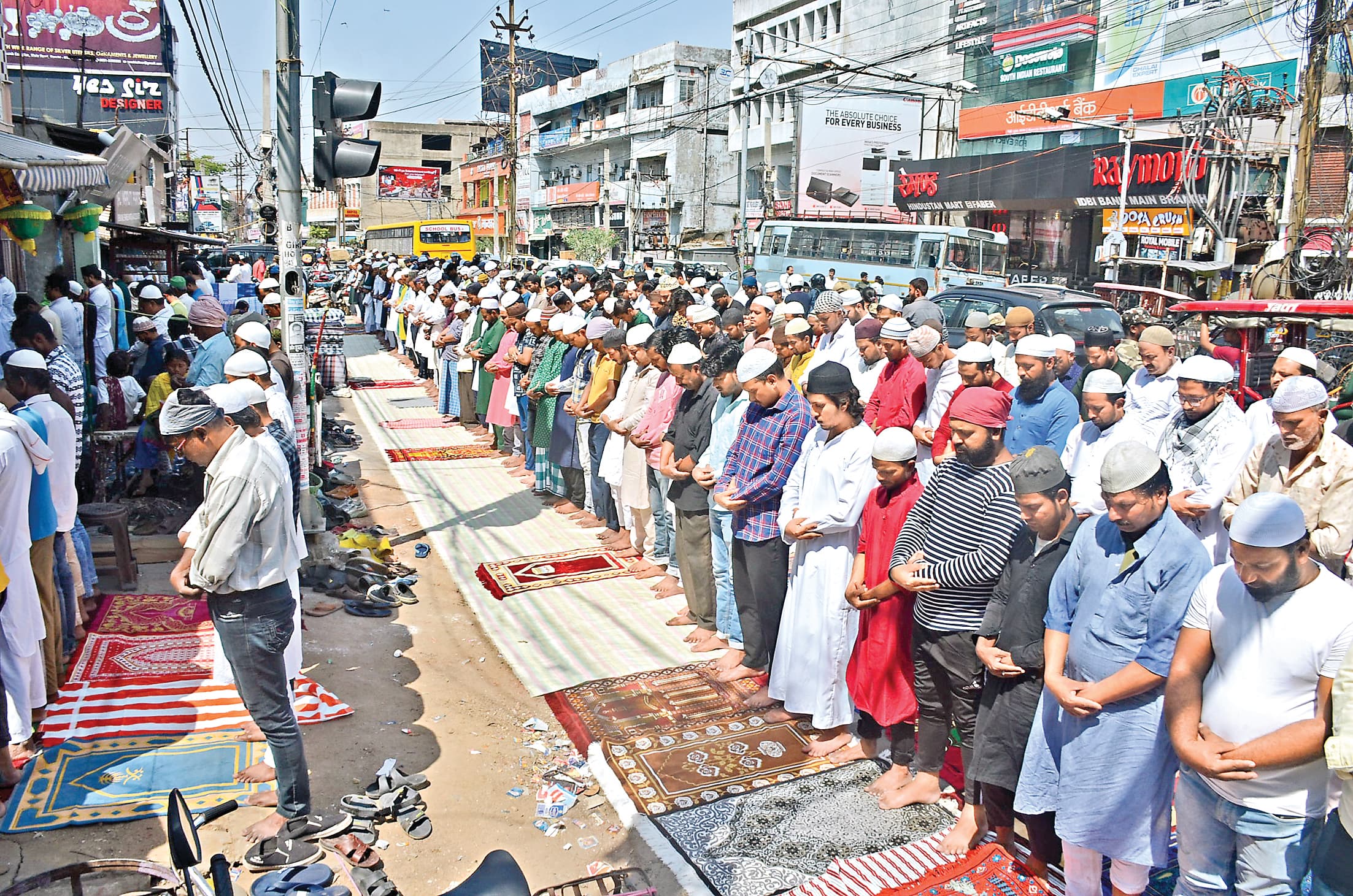 मस्जिदों में अलविदा जुमे की नमाज अदा की गयी