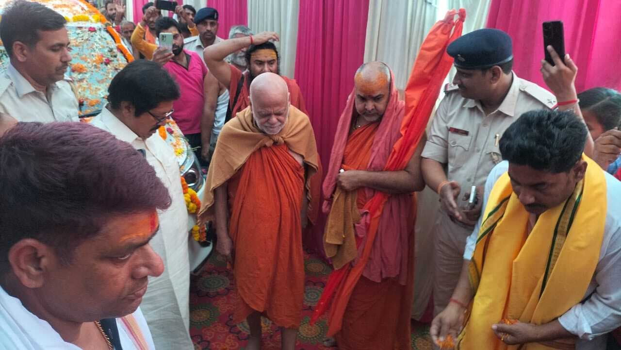गोवंश की हत्या रोकने का दायित्व पीएम का बताने वाले महान आत्मा आज प्रधानमंत्री है, क्यों नहीं लेते फैसले : स्वामी निश्चलानंद सरस्वती महाराज