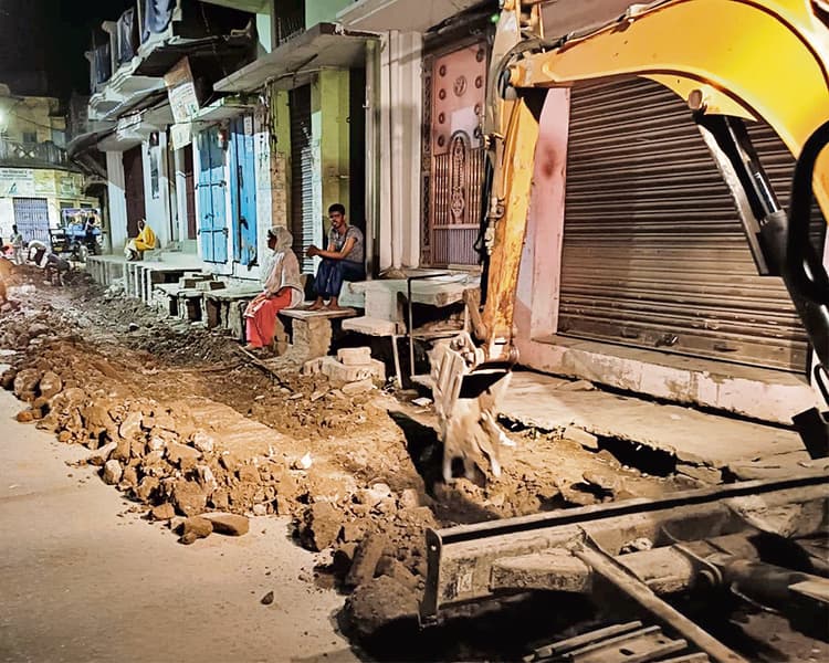 सड़कों के बर्बाद होने के ढाई साल बाद चिप्पी साटने की शुरू हुई कवायद