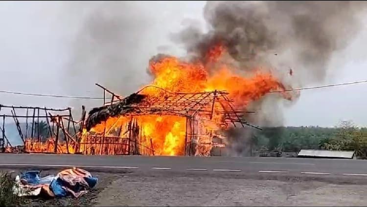 चाय-नाश्ता के दुकान में लगी आग, लाख रुपये की संपत्ति जलकर राख