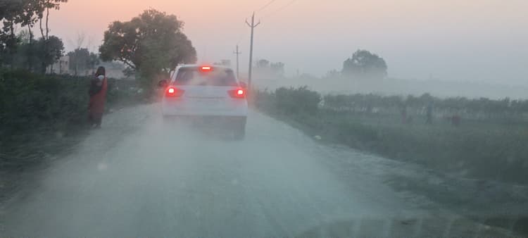 सड़क पर उड़ रहे धूलकण से लोगों का स्वास्थ्य हो रहा प्रभावित