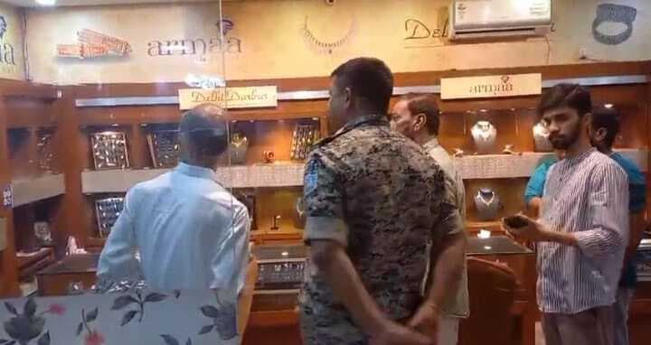 साकची : आभूषण दुकान की महिला कर्मचारी से चेन व अंगूठी की लूट