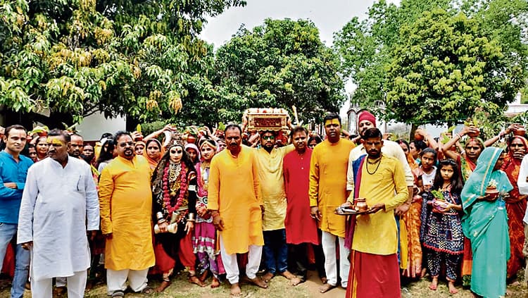 महेशपुर में कलशयात्रा के साथ श्रीमद्भागवत कथा ज्ञान यज्ञ शुरू