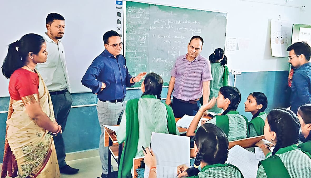 राज्यस्तरीय टीम ने पकड़ी गड़बड़ियां, गुमला के 23 शिक्षकों को शोकॉज