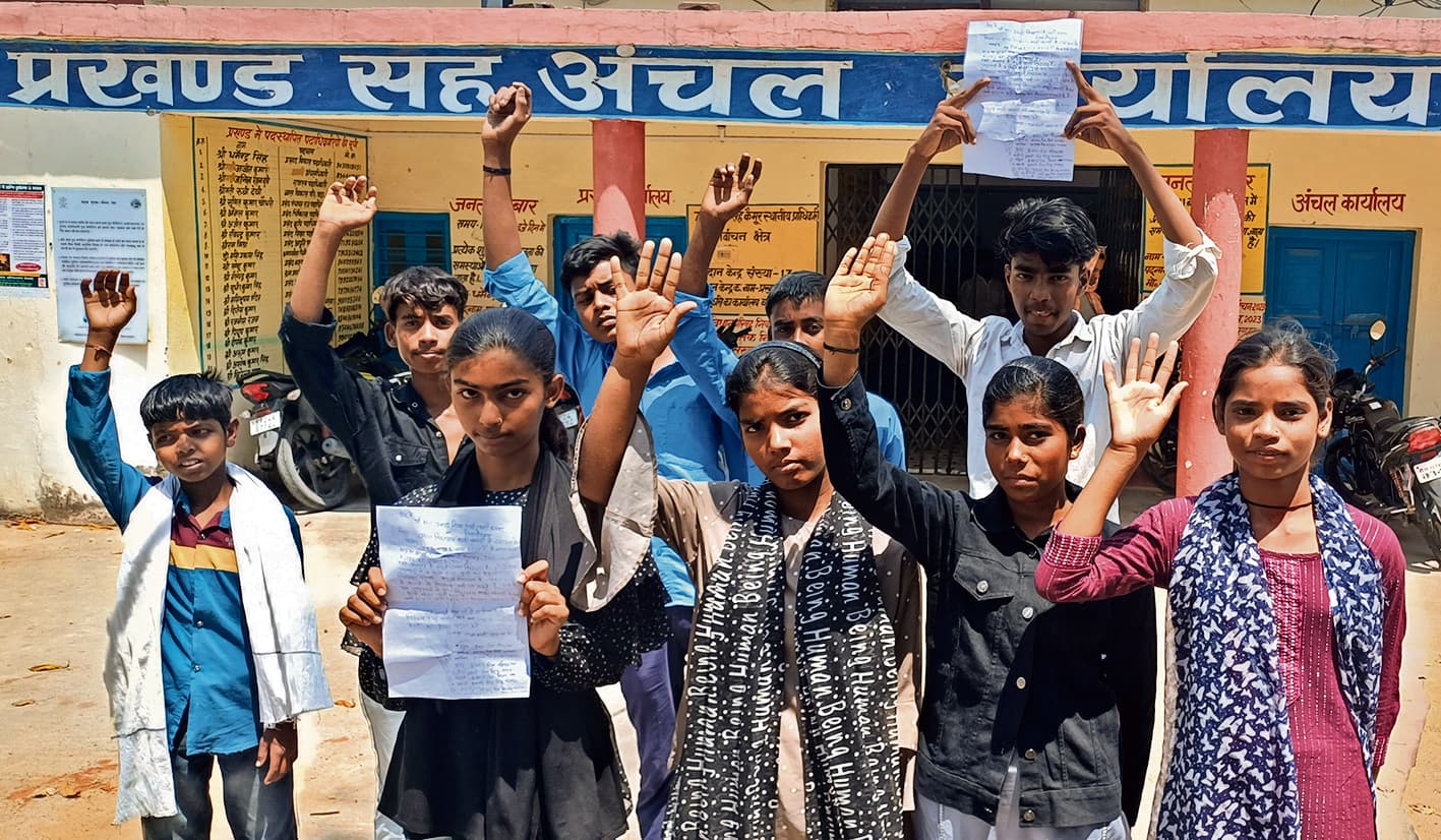 अपनी पंचायतों में नामांकन के खिलाफ प्रदर्शन