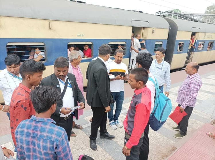 बेटिकट यात्रियों से रेलवे ने वसूला 25 हजार जुर्माना