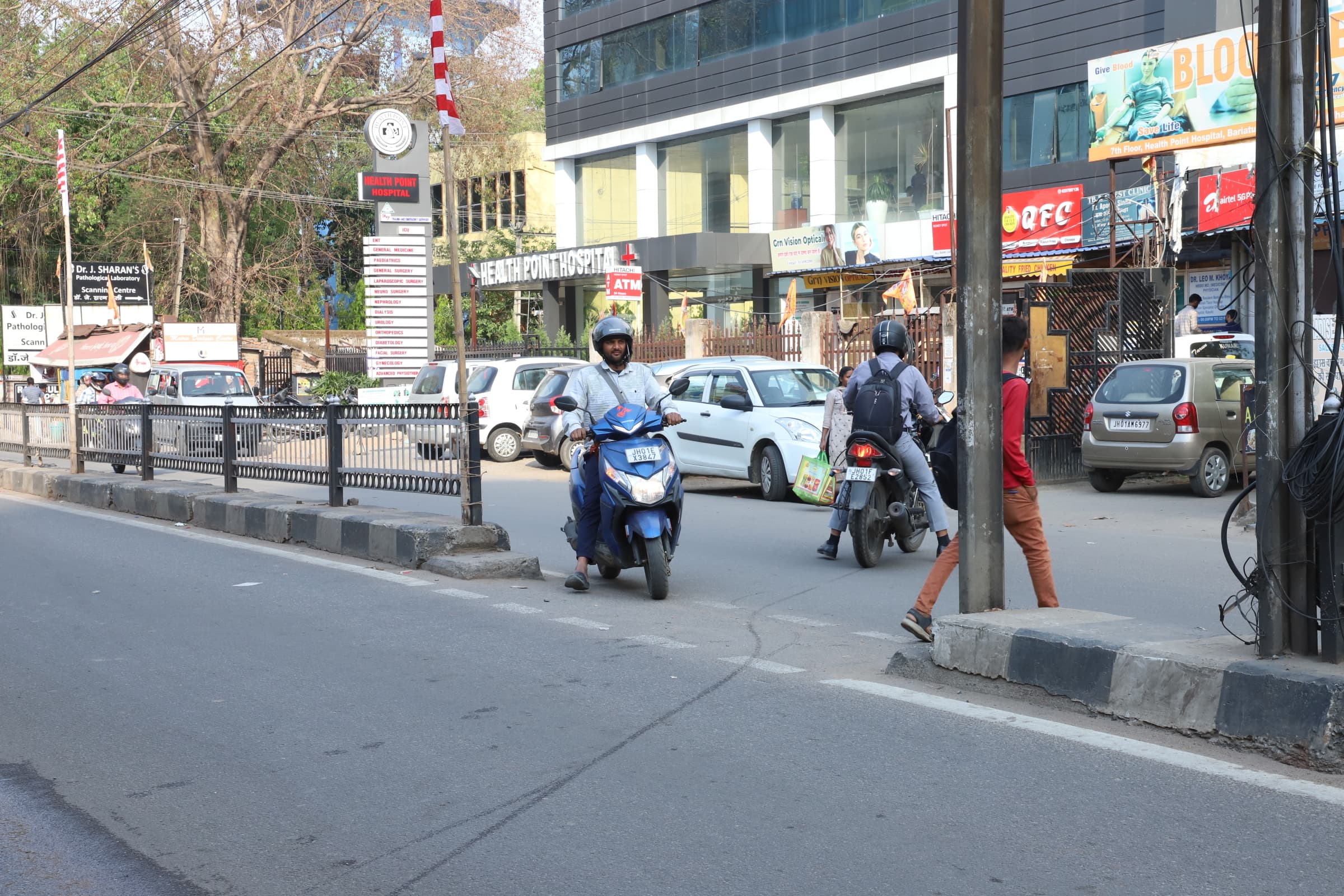 सड़क पर मनमाने तरीके से बनाये गये कट बन रहे जानलेवा