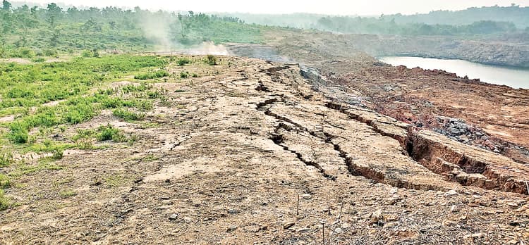 बंद भूमिगत खदान में आग, कभी भी जमींदोज हो सकती है बस्ती