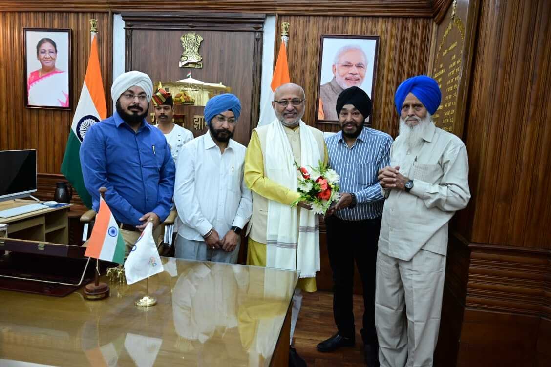 राज्यपाल से मिले कुलपति सहित अन्य गणमान्य लोग