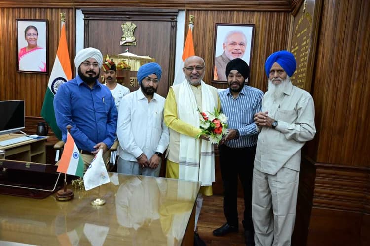 राज्यपाल से मिले कुलपति सहित अन्य गणमान्य लोग