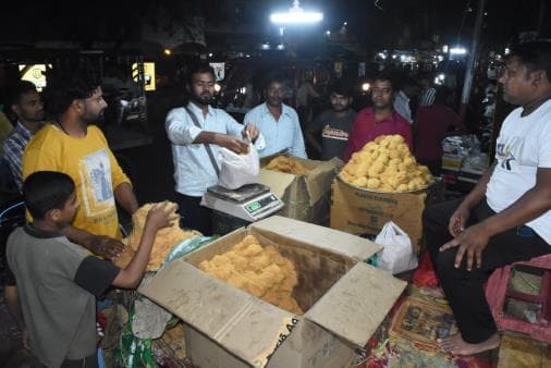 देवघर में ईद की सेवइयाें व कपड़ों की हुई जमकर खरीदारी