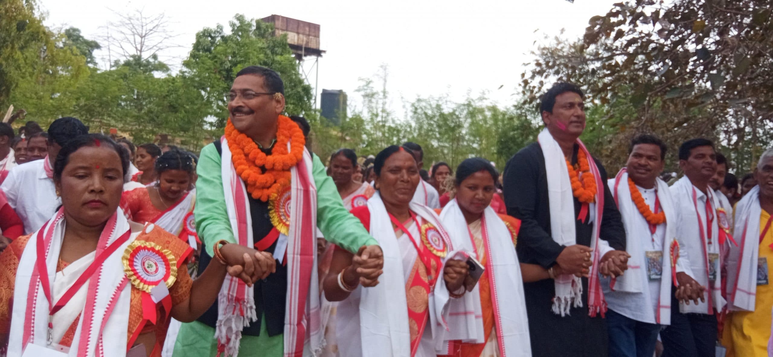 रातू में सरहुल पर्व पर निकली भव्य शोभायात्रा