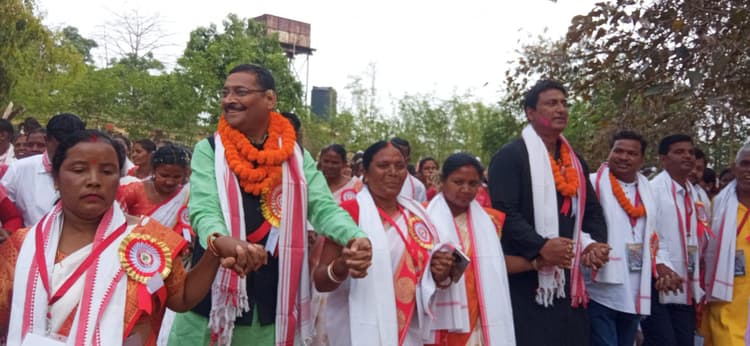 रातू में सरहुल पर्व पर निकली भव्य शोभायात्रा