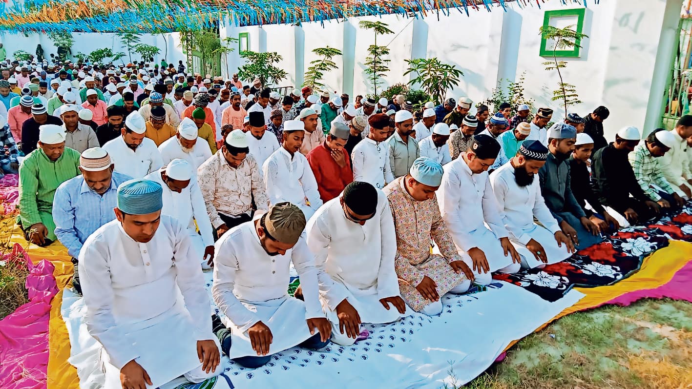 ईदगाहों व मस्जिदों में झुके हजारों शीष, मांगी अमन-चैन की दुआ