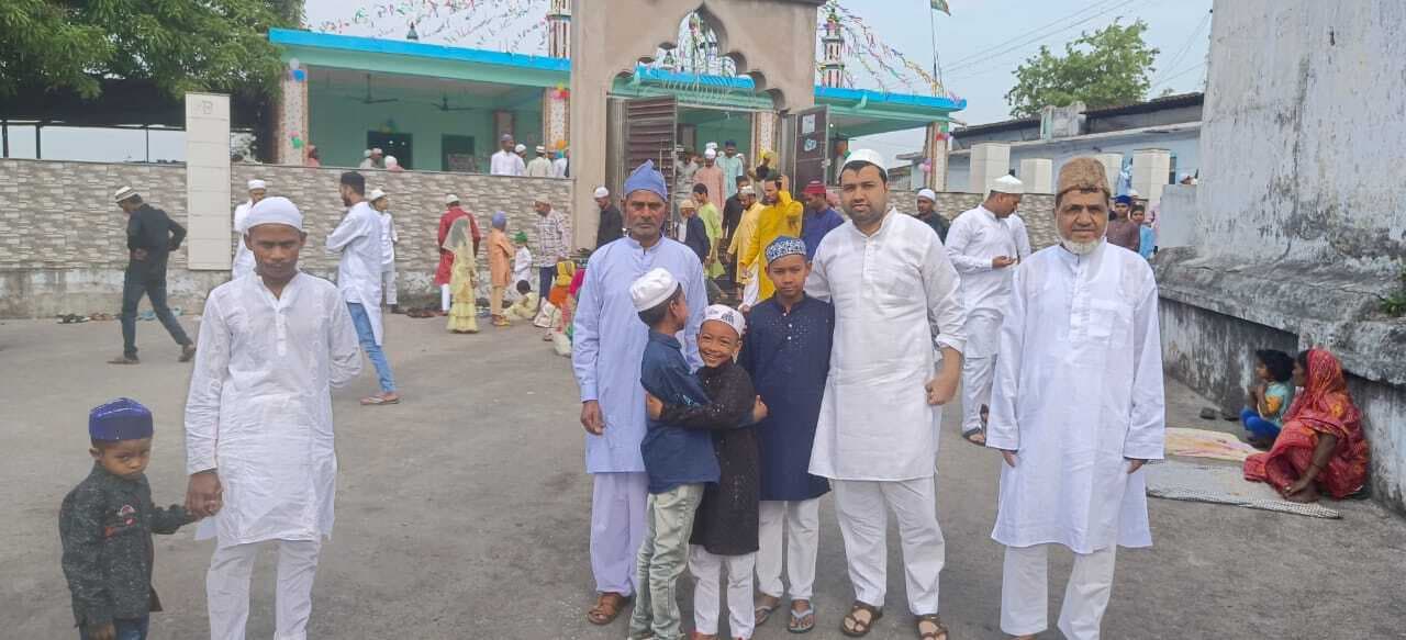 सजदे में झुके हजारों सिर, हर्षोल्लास मनी ईद