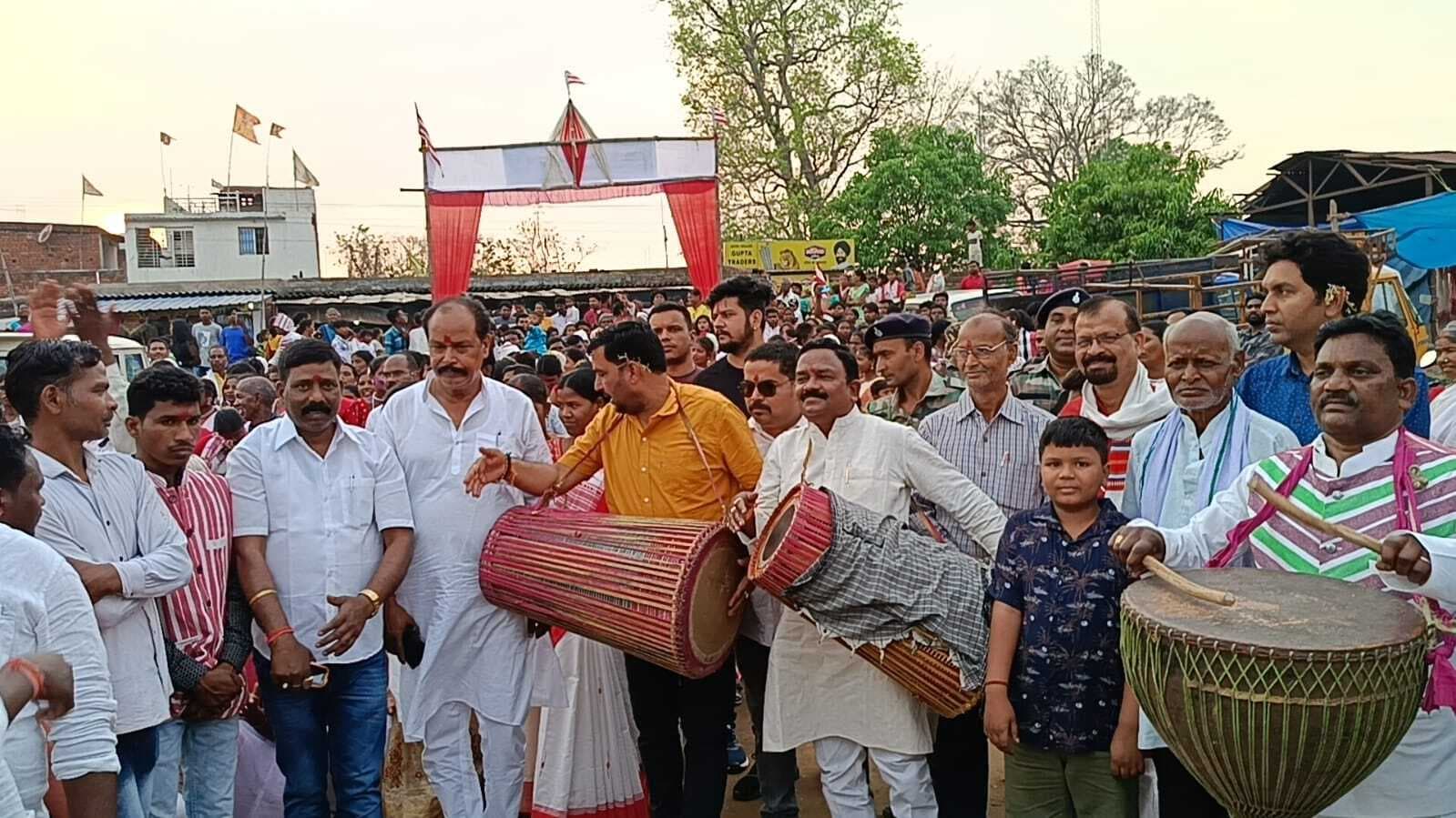 पिपरवार में धूमधाम से मनायी गयी सरहुल