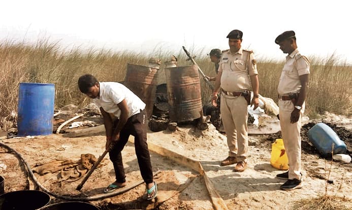 शराब के धंधेबाजों पर चला पुलिस का डंडा, ध्वस्त की गयीं देसी शराब की 30 भट्ठियां