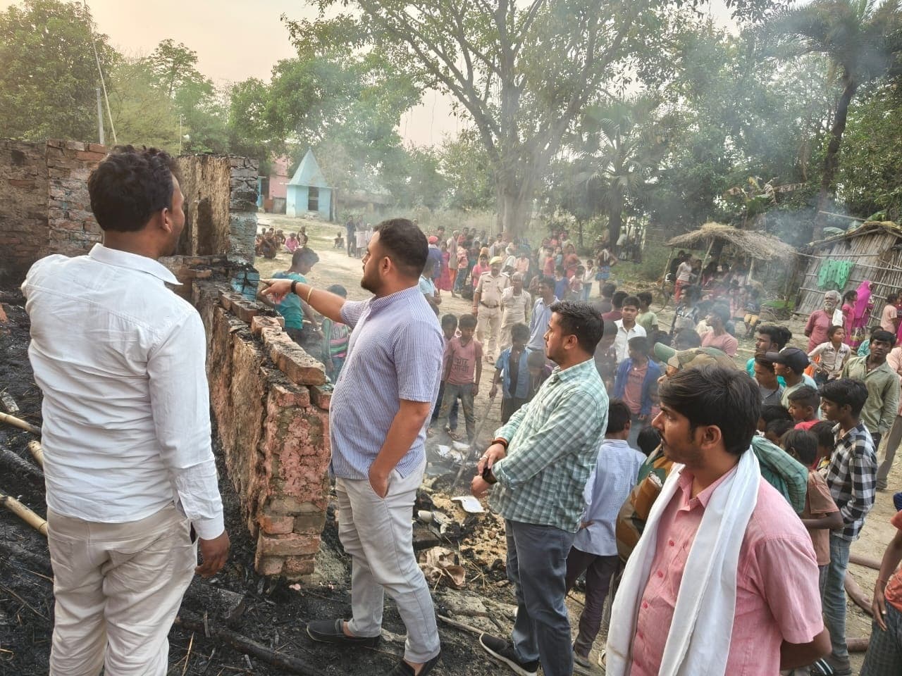 मठ प्रांगण में लगी आग, मूर्ति के कुछ भाग जले