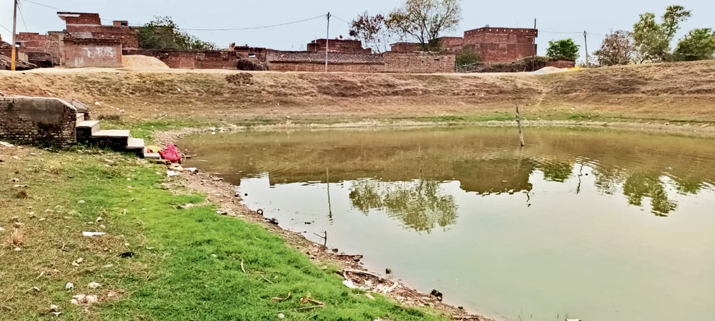 सूखने लगा तालाब पोखरा का पानी, दस फुट नीचे खिसका भूमिगत जलस्तर