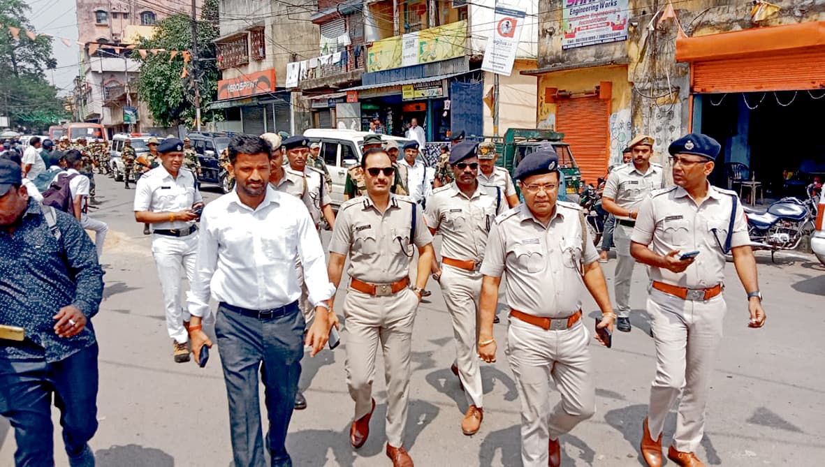 संवेदनशील क्षेत्रों का डीएम व सीपी ने किया दौरा