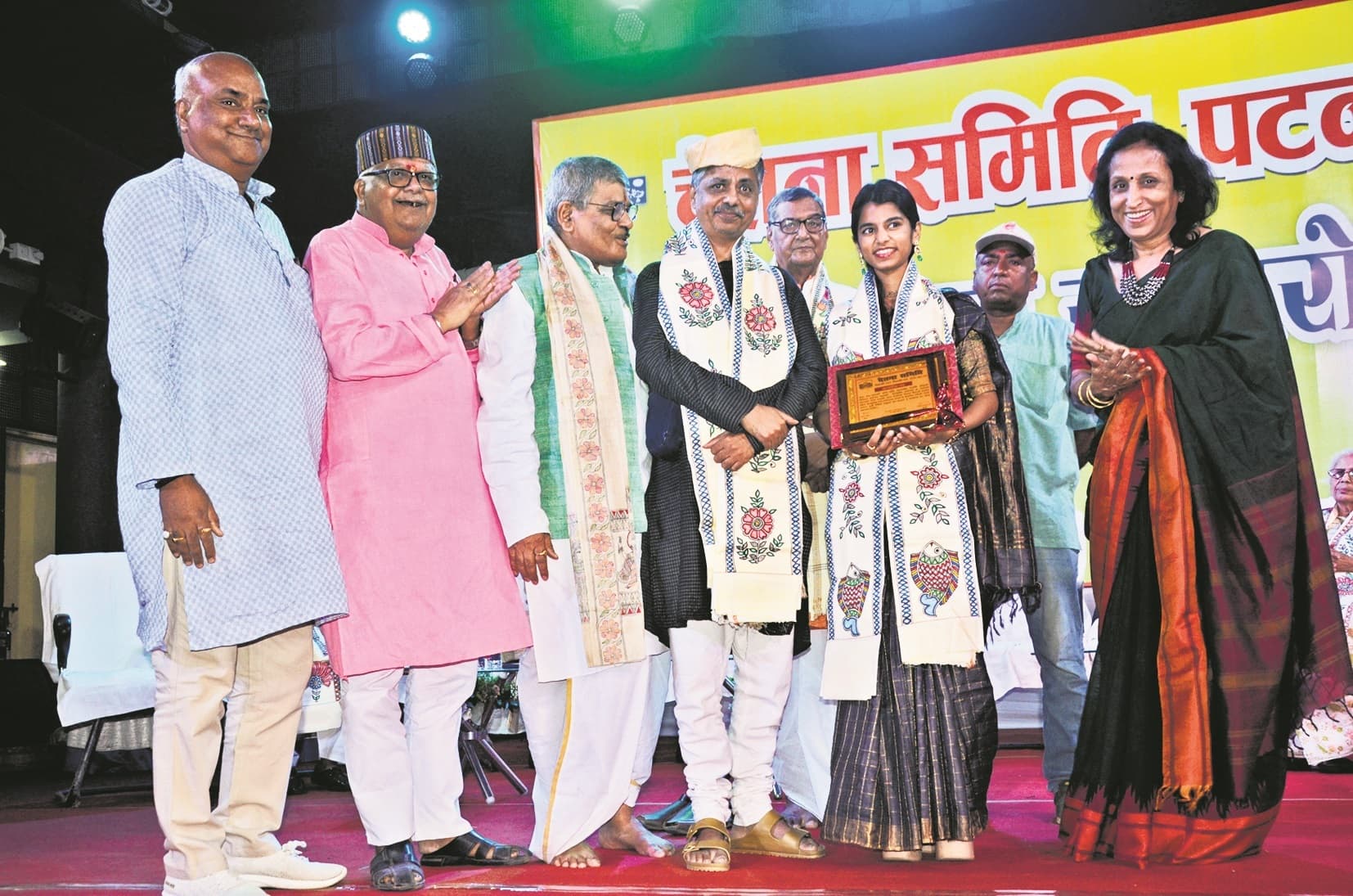 मैथिली ठाकुर ने अपनी आवाज से बांधा समां मैथिली ठाकुर ने अपनी आवाज से बांधा समां