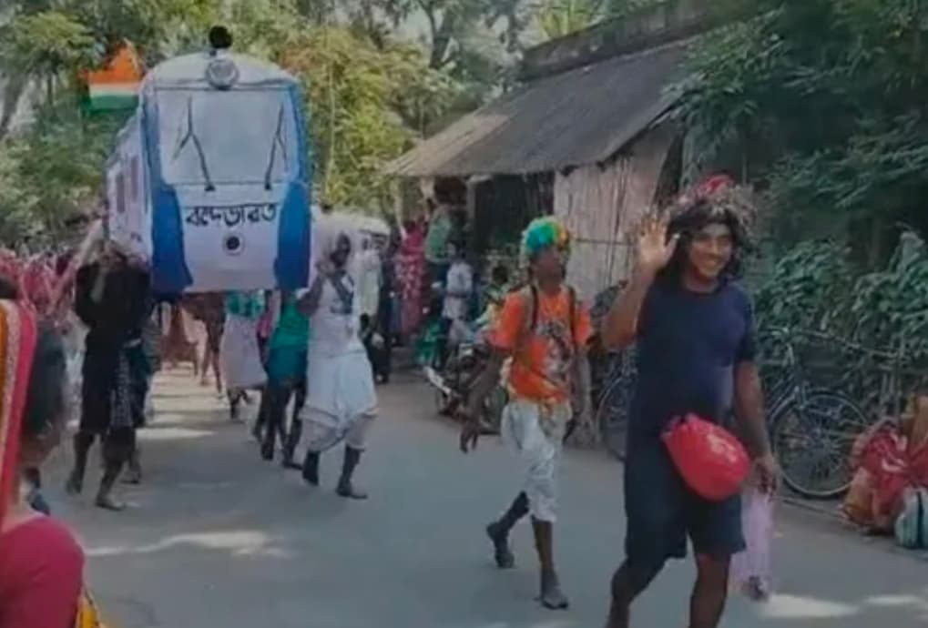 शिवभक्तों के कंधे पर वंदे भारत ट्रेन की झांकी