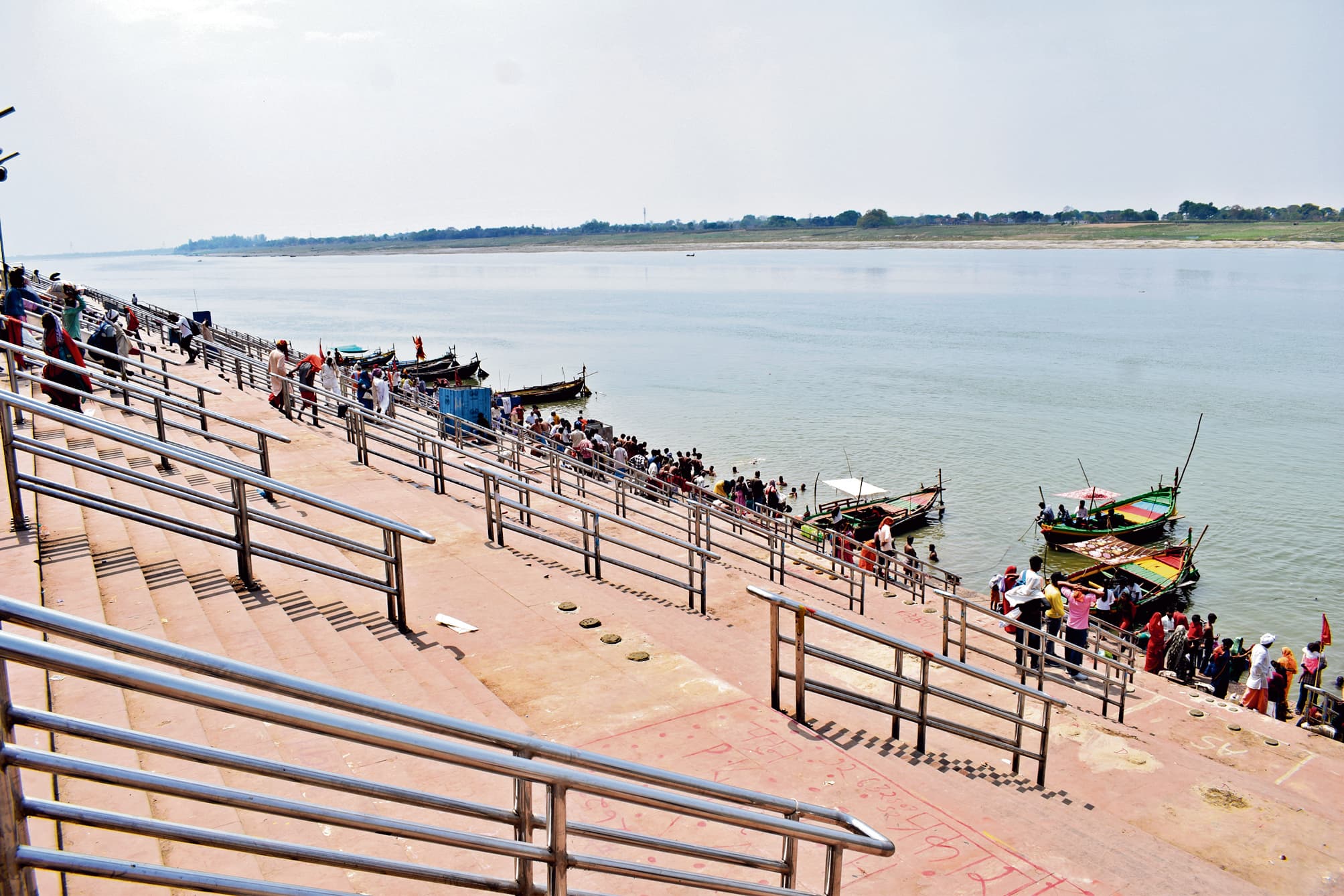 नगर परिषद ने रामरेखाघाट को कराया अतिक्रमणमुक्त, पांडा लोगों का हटाया चौकी