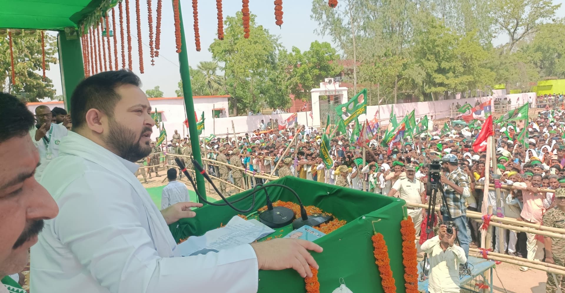 सरकार बनी, तो बिहार को विशेष राज्य का दर्जा दिलायेंगे : तेजस्वी