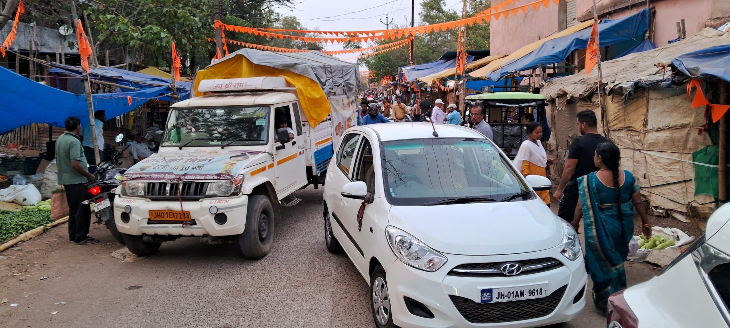 मार्केट में दुकान मिलने के बाद भी फुटपाथ नहीं छोड़ रहे दुकानदार