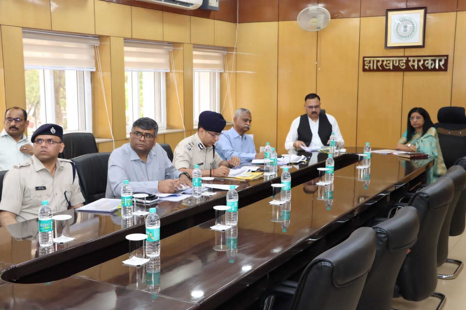 गृह सचिव व डीजीपी ने रामनवमी को लेकर की समीक्षा बैठक, असामाजिक तत्वों पर पैनी नजर रखने का दिया निर्देश