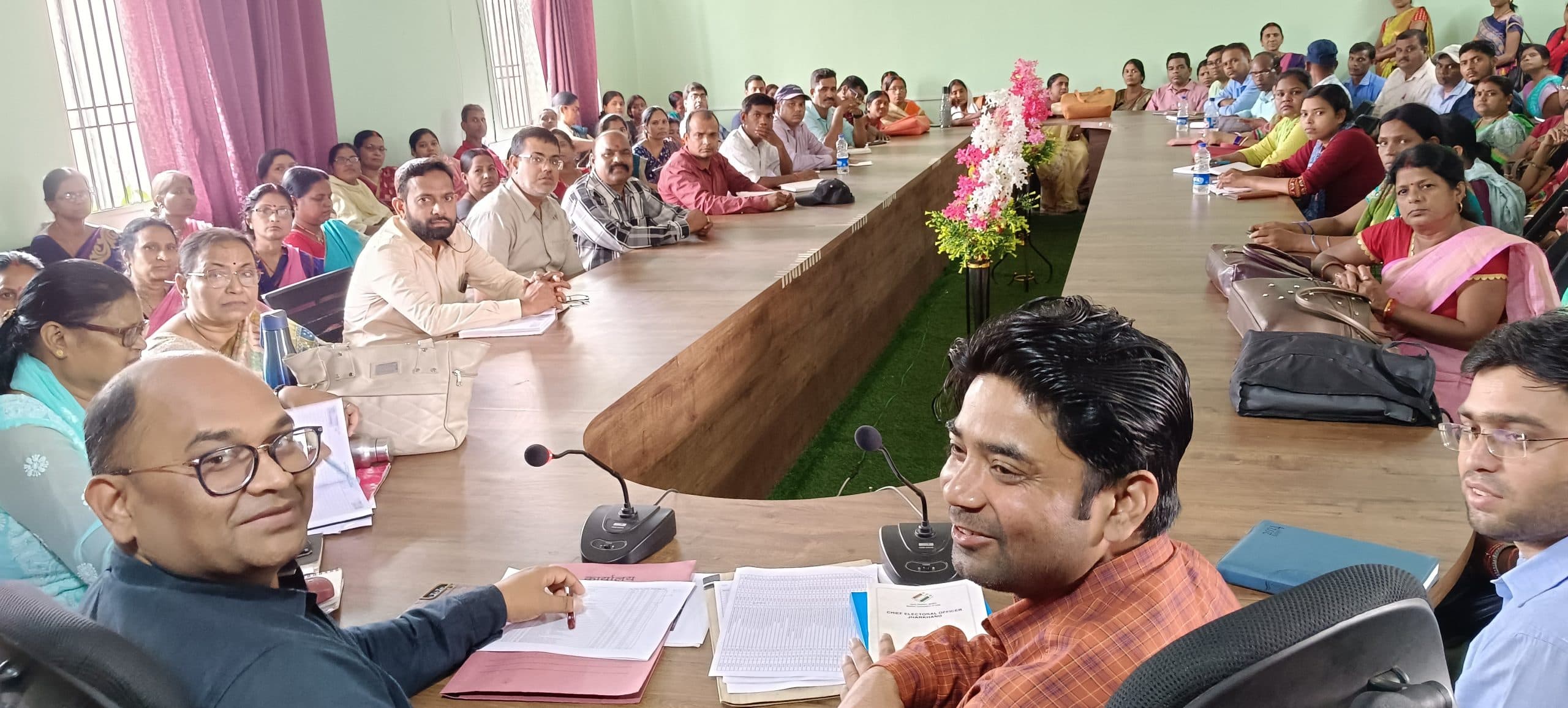 मतदान प्रतिशत बढ़ाने पर दिया जोर