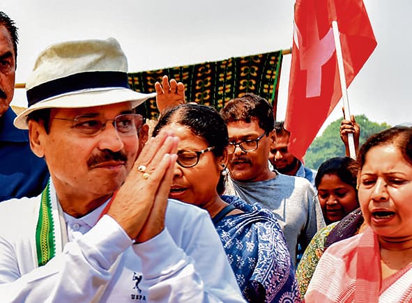 बहरमपुर में अधीर की कार को रोक लगाये गो बैक के नारे