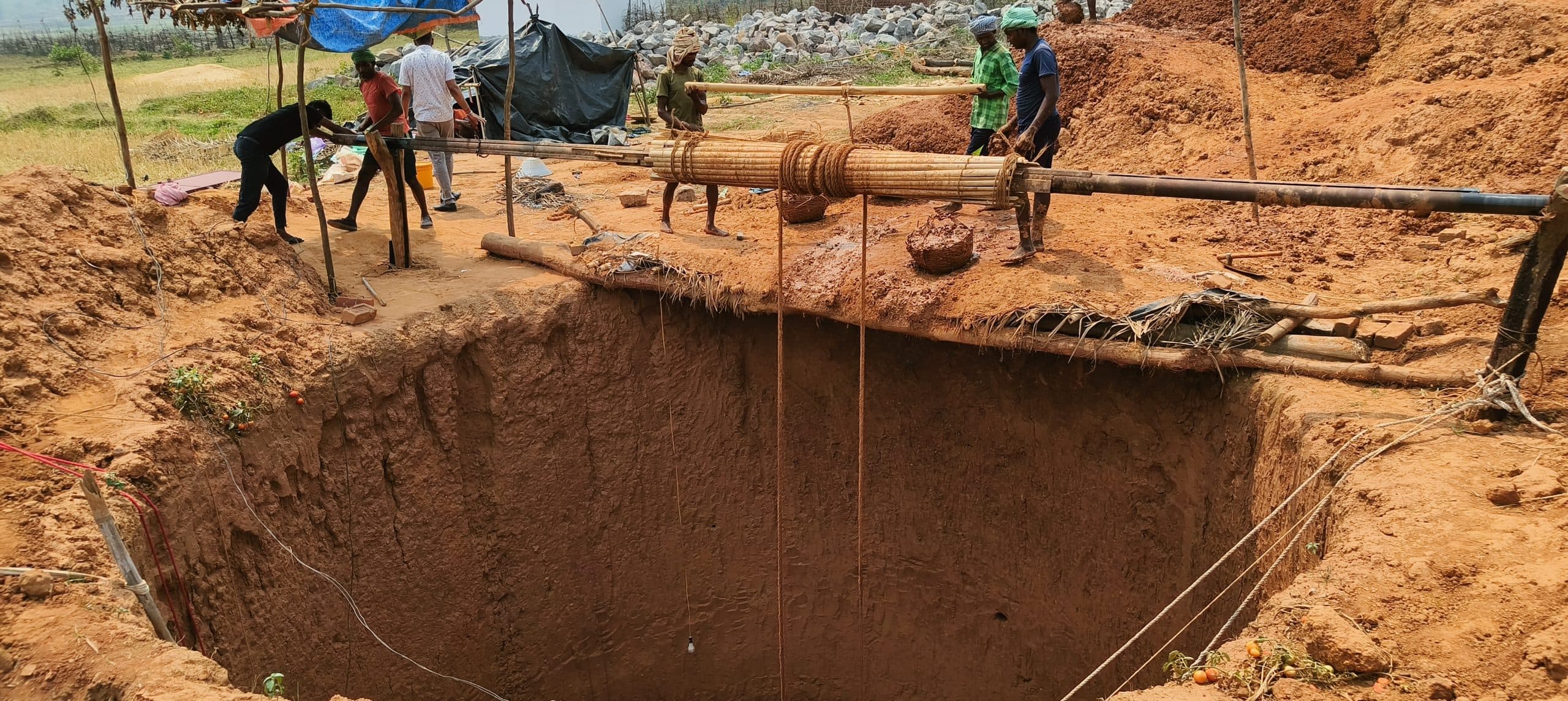 गाय, बैल, बकरी बंधक रखकर कूप निर्माण करा रहे हैं लाभुक