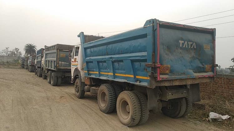 - पूर्वी टुंडी में अवैध बालू लदे सात हाइवा जब्त 11 गिरफ्तार