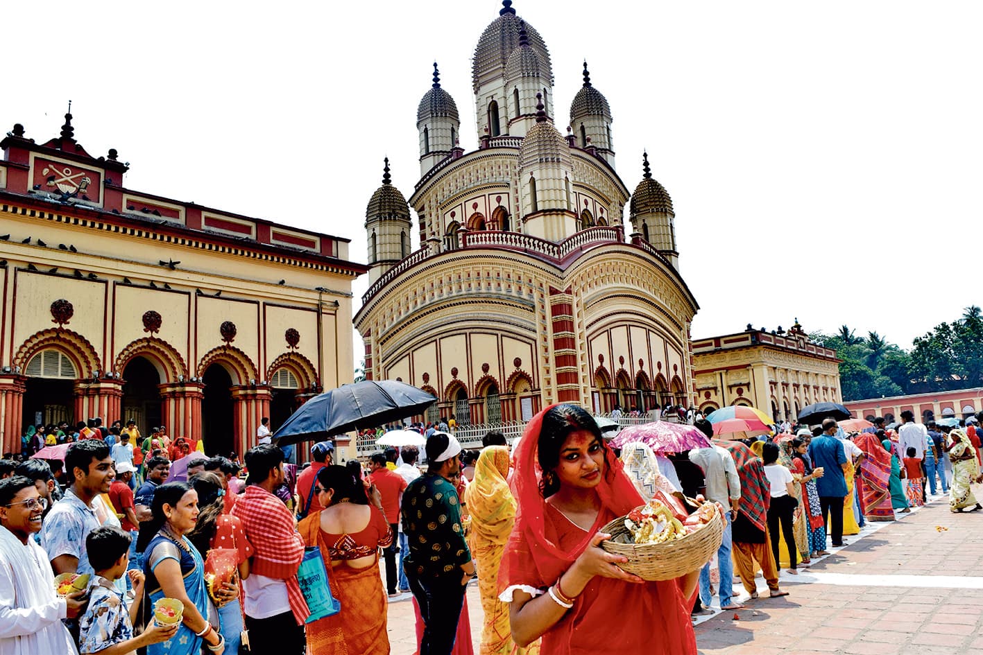 पोइला बोइशाख पर मंदिरों में उमड़ी भीड़