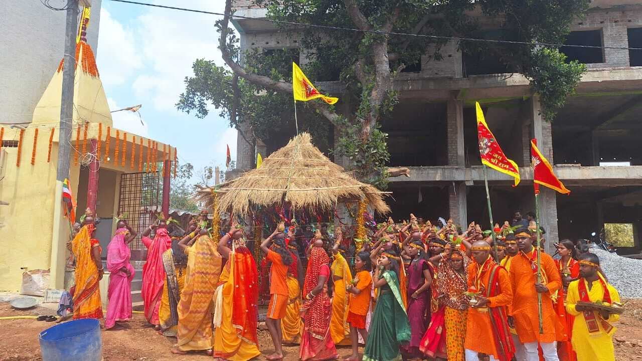 हनुमान मंदिर की प्राण प्रतिष्ठा, महिलाओं ने निकाली कलशयात्रा