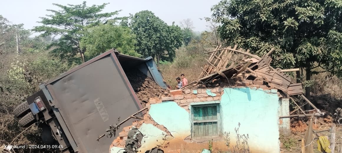 हादसा खपरैल मकान में जा घुसा कोयला लदा हाइवा, दो घायल