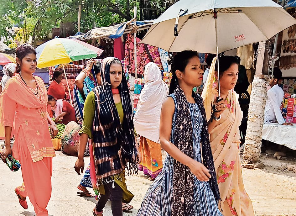 40 डिग्री हुआ पारा, कड़ी धूप व लू की चपेट में आ रहे लोग