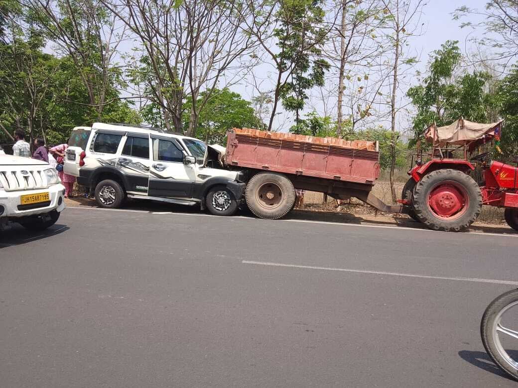 हाइवा से बचने में ट्रैक्टर से टकरायी स्कॉर्पियो, बाल-बाल बचे सवार