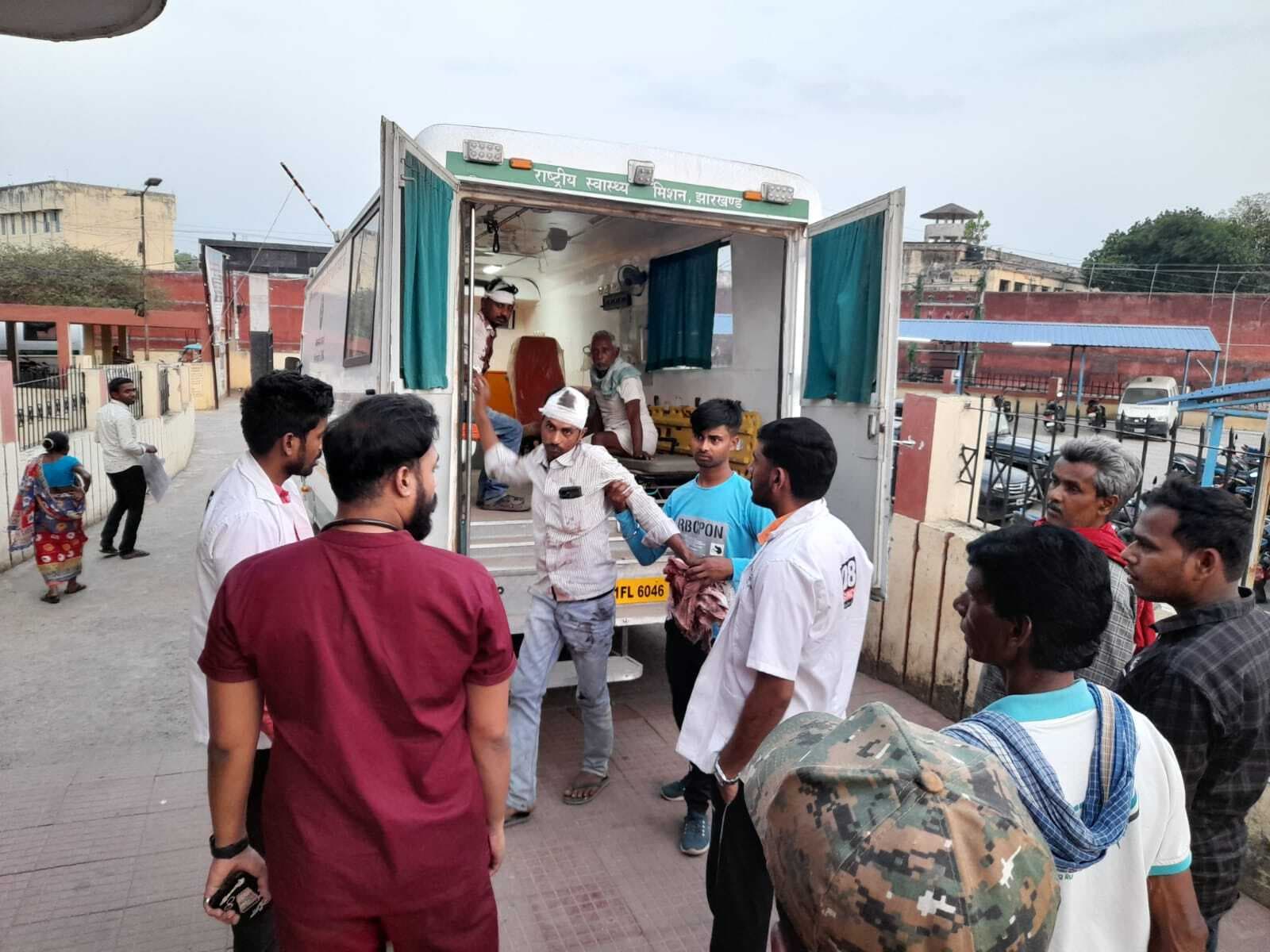 जमीन विवाद में मारपीट, वृद्ध पिता और दो पुत्र घायल, भर्ती