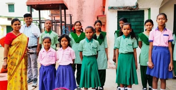 पहले विद्यालय आने वाले 10 बच्चों को शिक्षकों ने टिका लगाकर किया सम्मानित