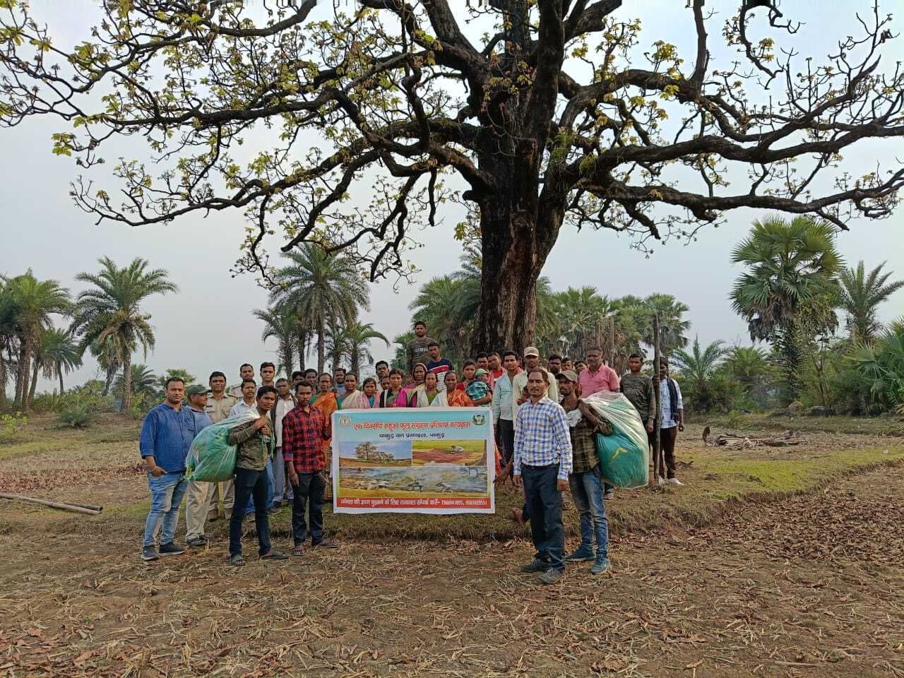 दुर्गापुर के ग्रामीणों को महुआ फूल के संग्रहण का दिया प्रशिक्षण