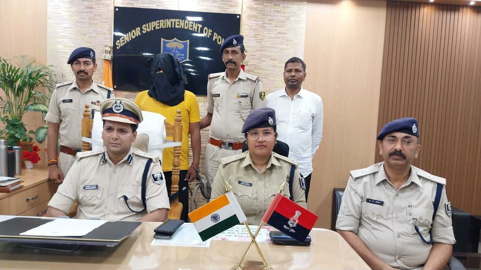 एक लाख रुपये का इनामी हुआ गिरफ्तार, हार्डवेयर व्यवसायी की हत्या में था शामिल