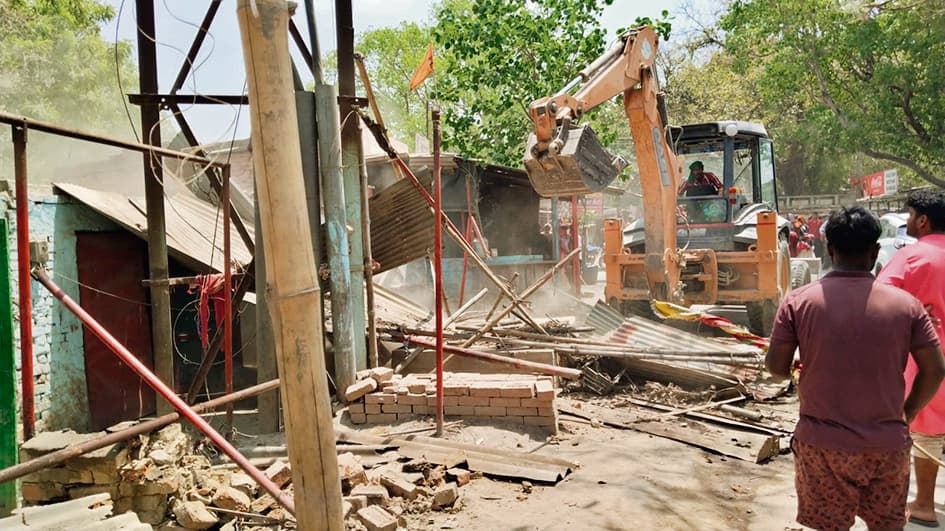 रेल परिसर में निर्मित अस्थायी दुकानों पर चला बुलडोजर