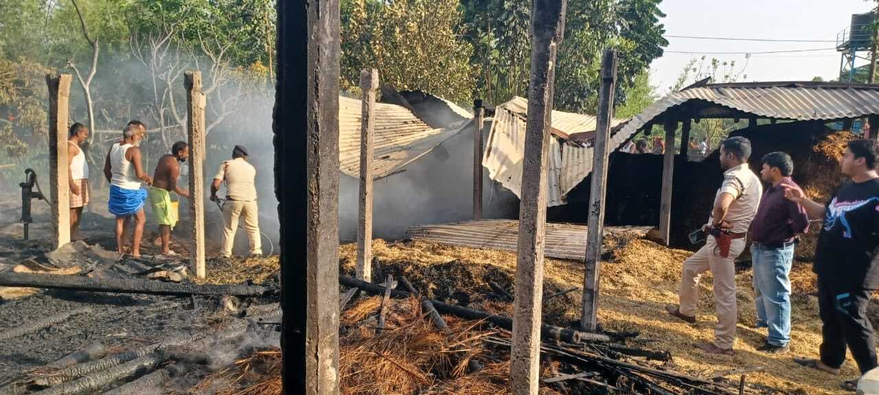 आग लगने से चार घर जले