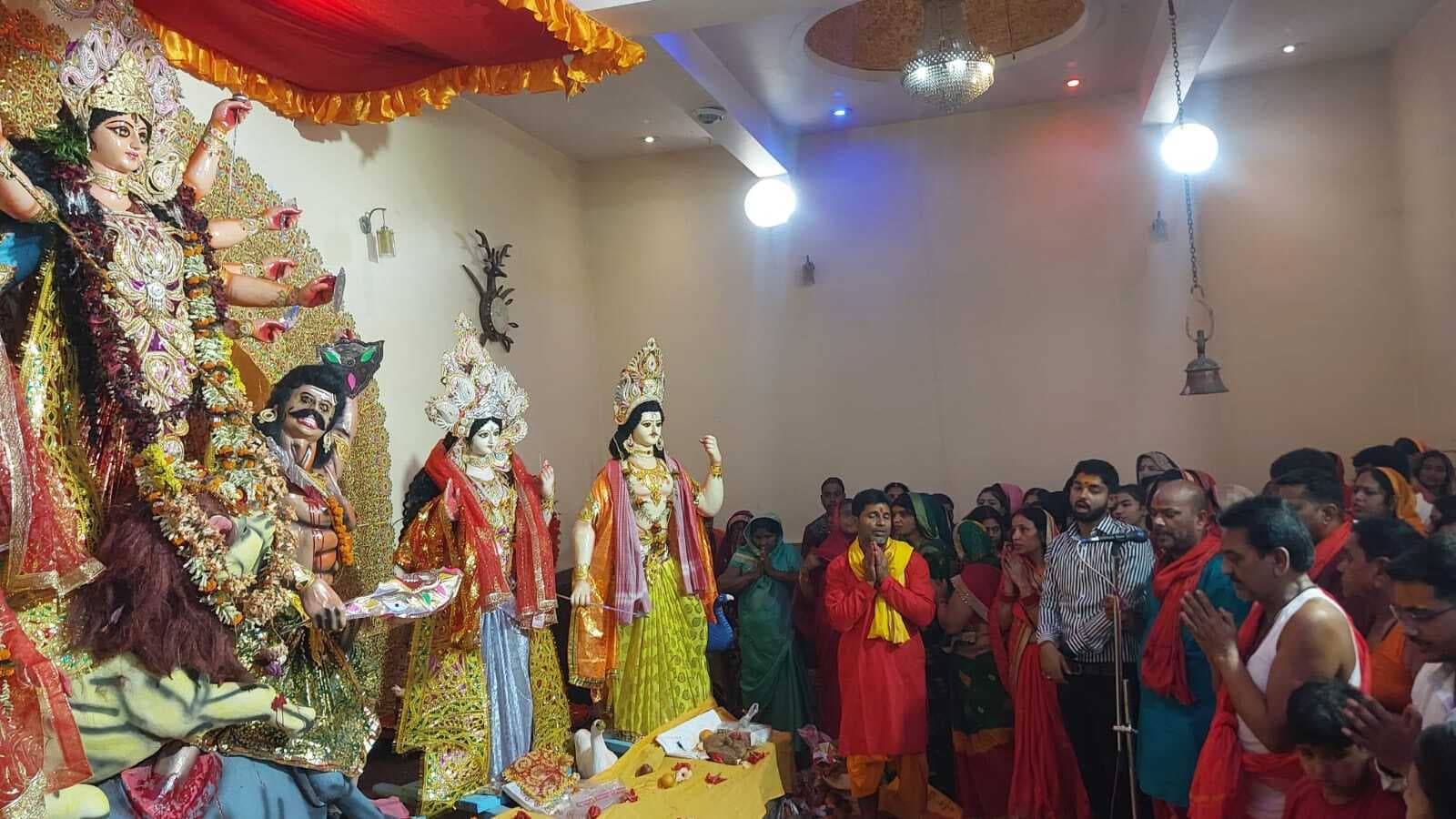 महाअष्टमी की पूजा के लिए मंदिरों और पंडालों में उमड़े श्रद्धालु