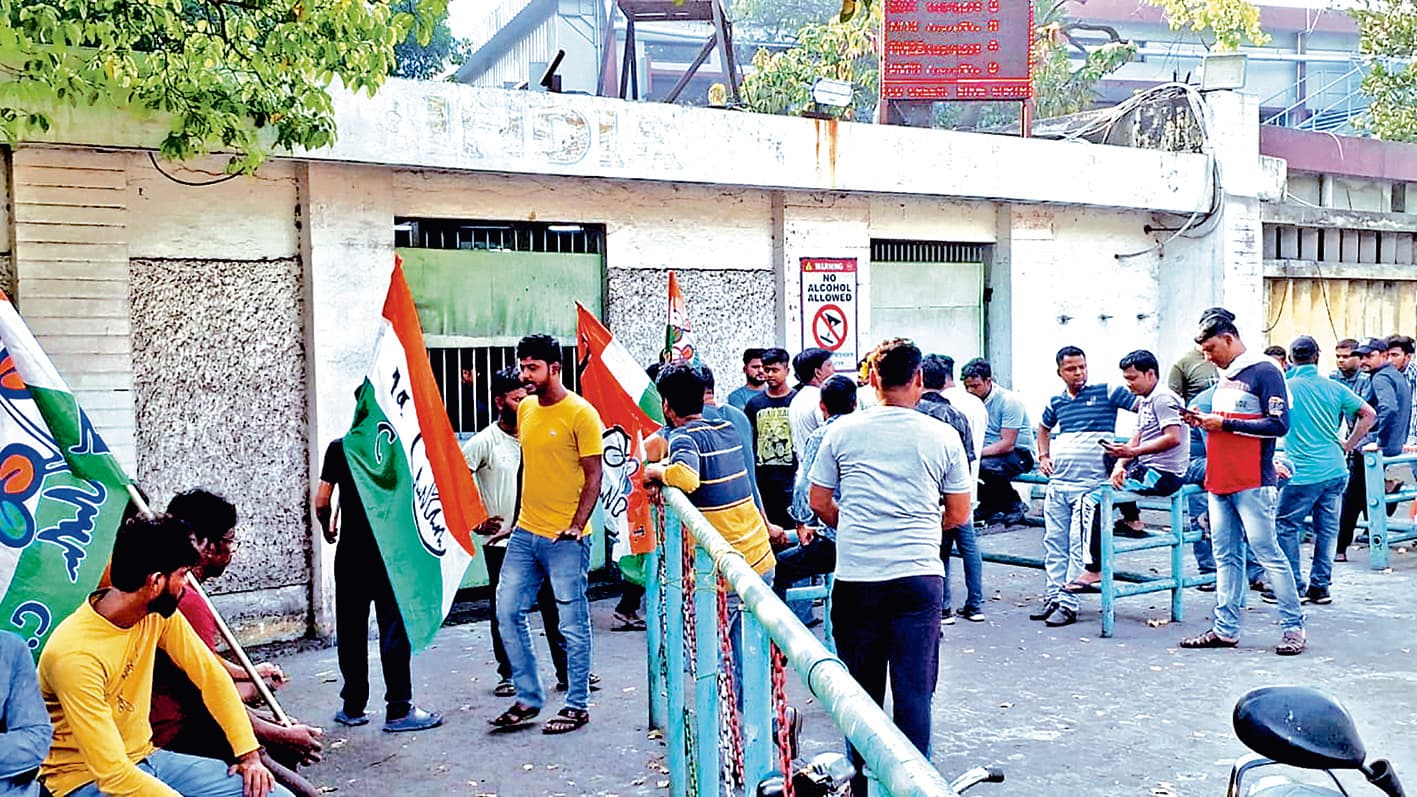 ग्रेफाइट इंडिया के बाहर तृणमूलकर्मी बने रोड़ा, काम किये बिना लौटे सैकड़ों ठेका श्रमिक