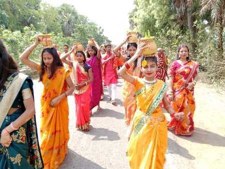 हरिनाम संकीर्तन के पूर्व कुंवारी कन्याओं ने निकाली कलश यात्रा