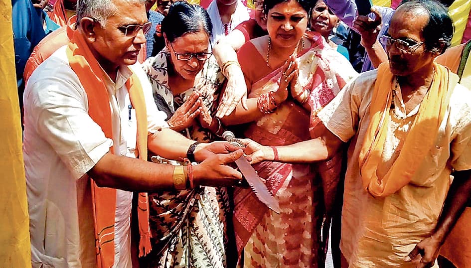 रामनवमी पर दुर्गापुर में भाजपा प्रार्थी दिलीप घोष ने किया अस्त्र-पूजन