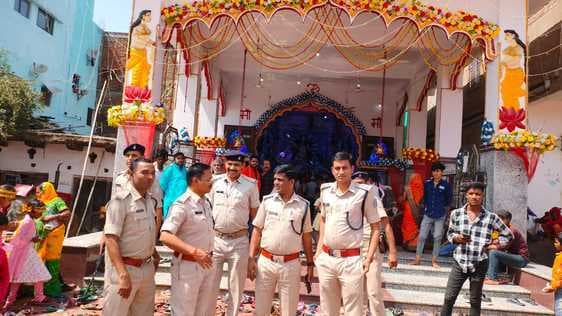 चप्पे-चप्पे पर रही पुलिस की तैनाती, पूजा पंडाल का किया निरीक्षण